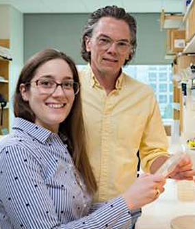 2020 Hartwell Fellow Sara Peffer, Ph.D. and mentor David R. Hendrixson, Ph.D., UT Southwestern Medical Center